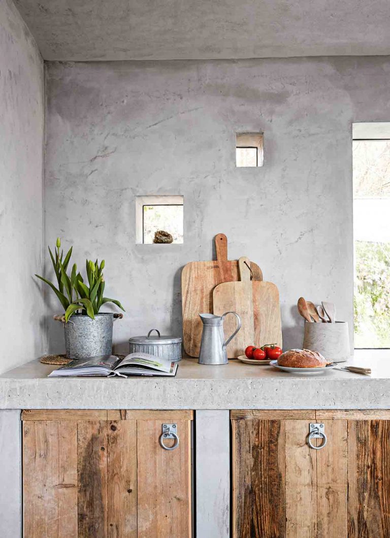 Detalle de cocina bonita con muro de concreto