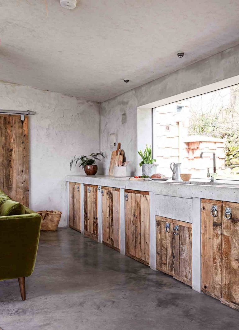 Hermosa cocina de concreto con puertas de madera recuperada
