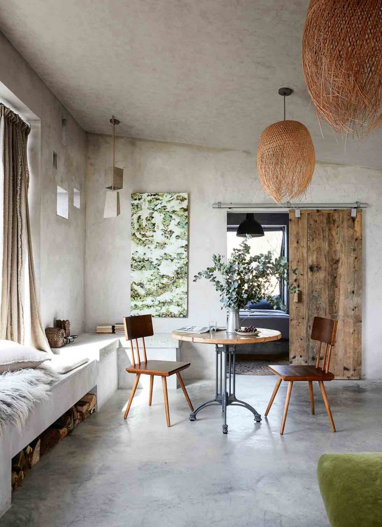 Rincón de comedor con muros, techo y suelo de concreto
