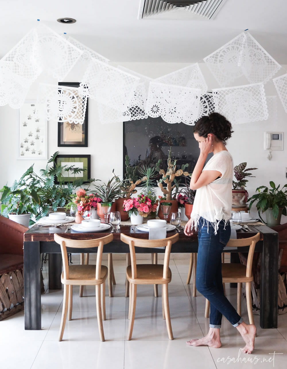 Mujer joven montando una mesa mexicana moderna