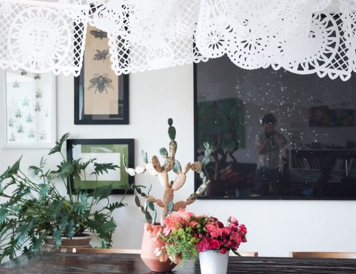 Detalle de mesa rústica con papel picado colgado