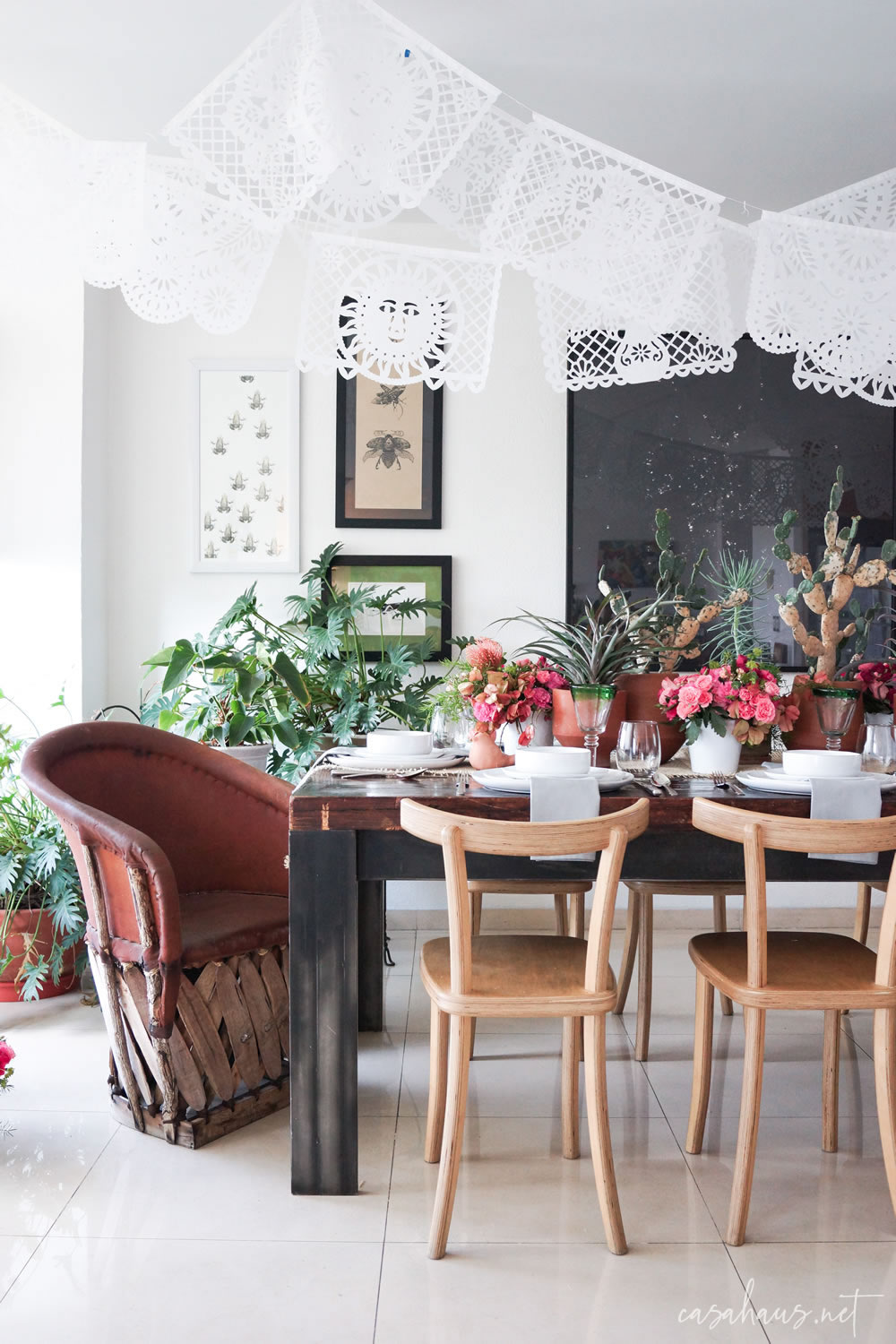 Mesa mexicana moderna con banderines de papel picado y equipal