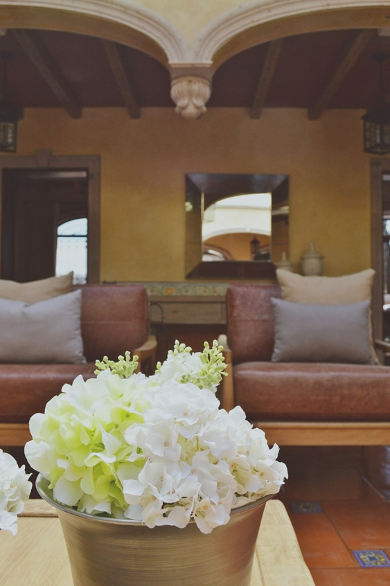 Flores sobre la mesa de centro | Casa Haus