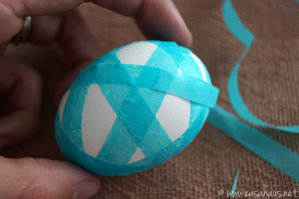 Casa Haus: Easter egg decorating / Huevos de Pascua