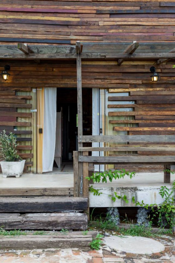 Gorgeous home built with reclaimed materials and a container // Increíble casa hecha con un contenedor y materiales reciclados // casahaus.net