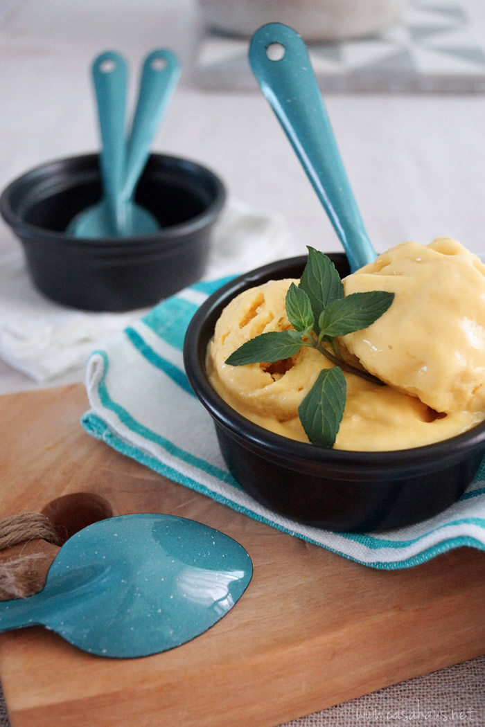 Yummy mango ice cream, gelatto style / Helado de mango suave por casahaus.net