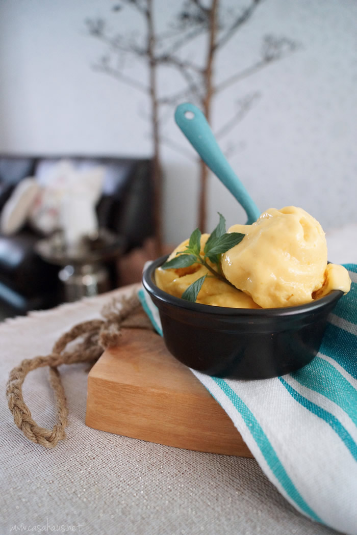 Yummy mango ice cream, gelatto style / Helado de mango suave por casahaus.net