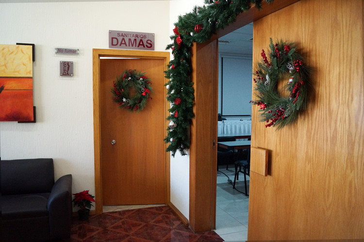 Christmas corporate offices decorating / Ideas para decorar oficinas en Navidad / casahaus.net