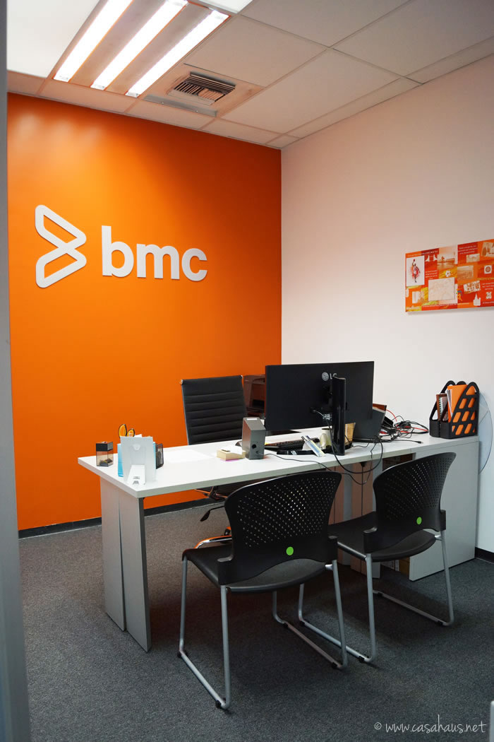 BMC Software corporate office design (paint and decal only makeover) / Transformación de oficinas con sólo pintura y viniles por Casa Haus Deco
