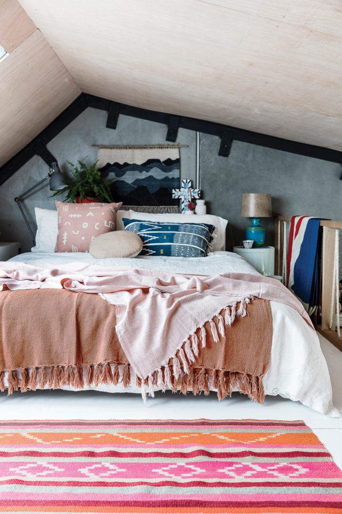 Colorful and serene bedroom / Hermosa recámara llena de color y estilo