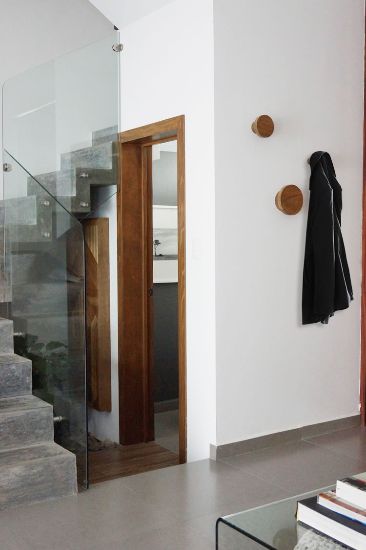 Scandi inspired entry and under stairs makeover / Transformación recibidor y bajo escaleras estilo Scandi - Casa Haus Deco